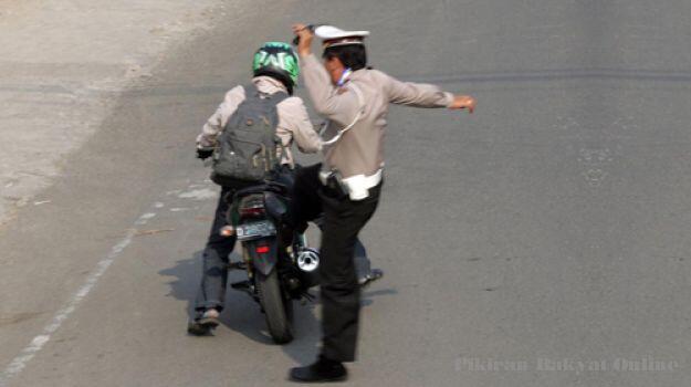 Kelakuan POLISI Dijalan Raya !