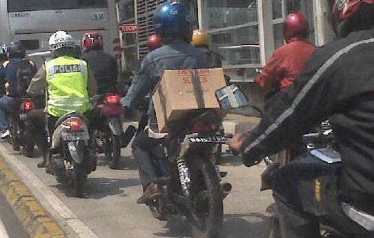 Kelakuan POLISI Dijalan Raya !