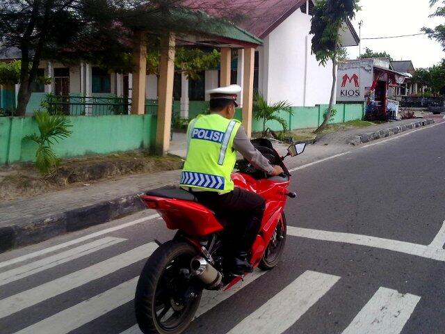 Kelakuan POLISI Dijalan Raya !