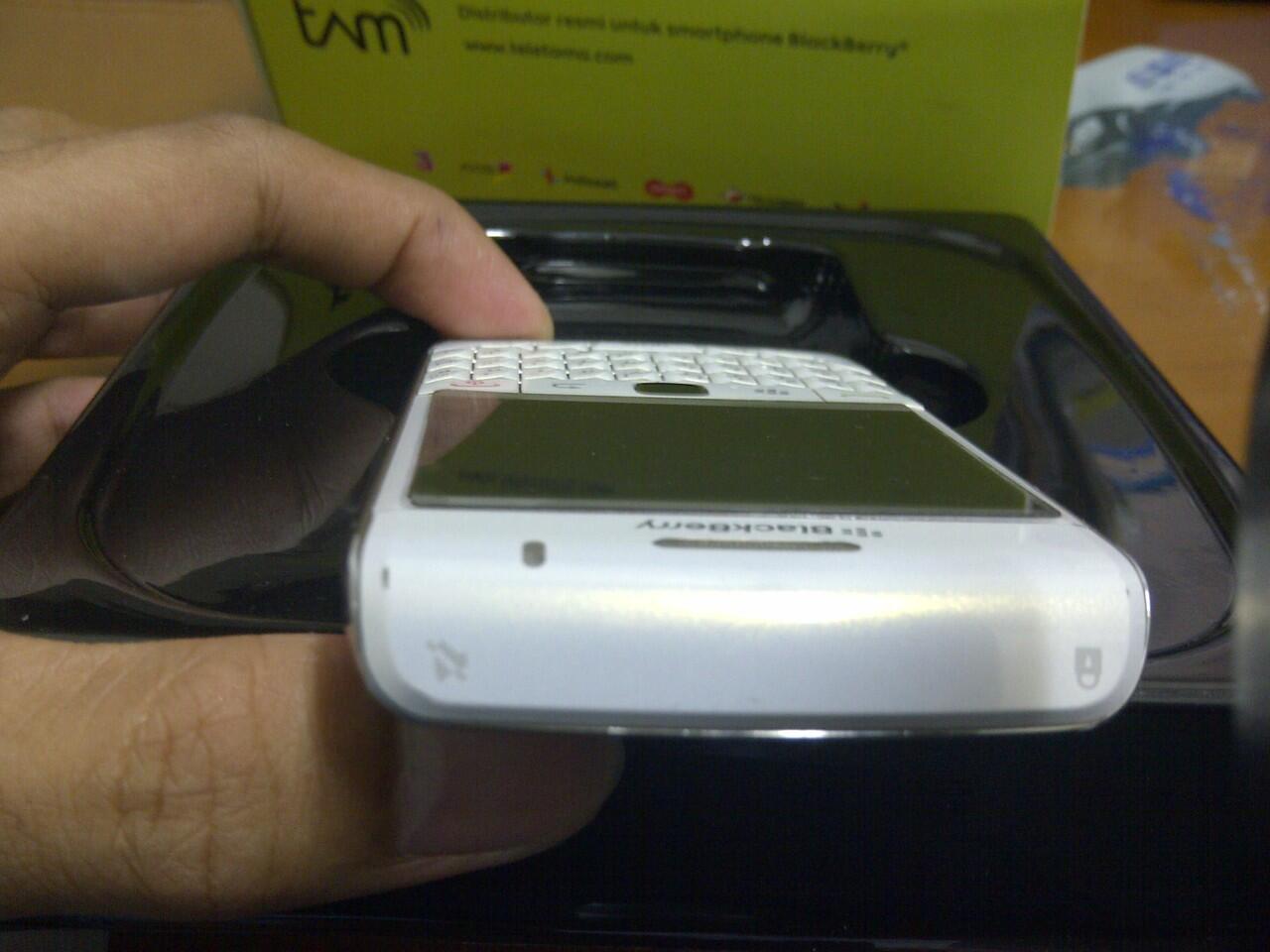 cepat Blackberry 9780 bb onyx 2 white garansi tam masih 14 bulan lagi