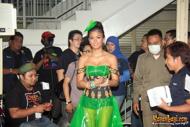 Gaun Unik Agnes Monica di Nickelodeon Indonesia Kid&#039;s Choice Award 2012