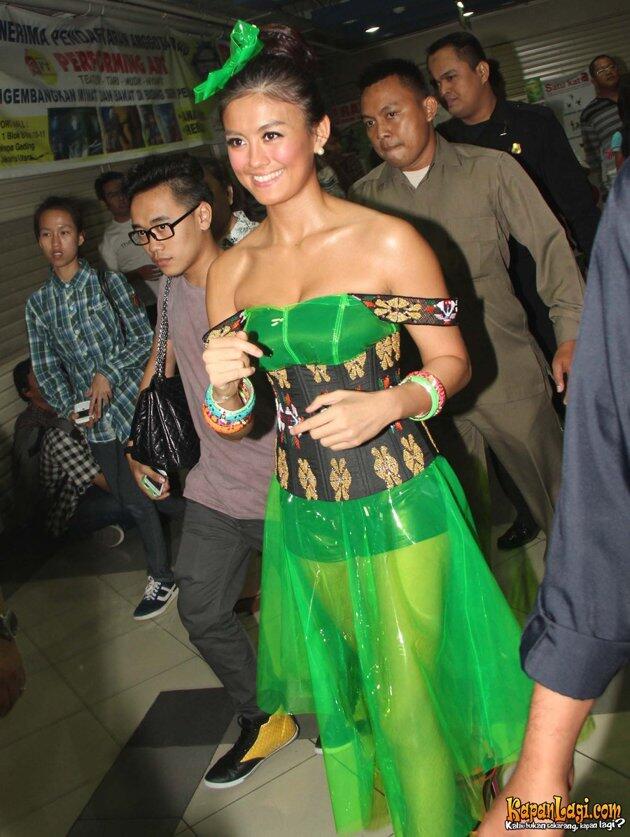 Gaun Unik Agnes Monica di Nickelodeon Indonesia Kid&#039;s Choice Award 2012