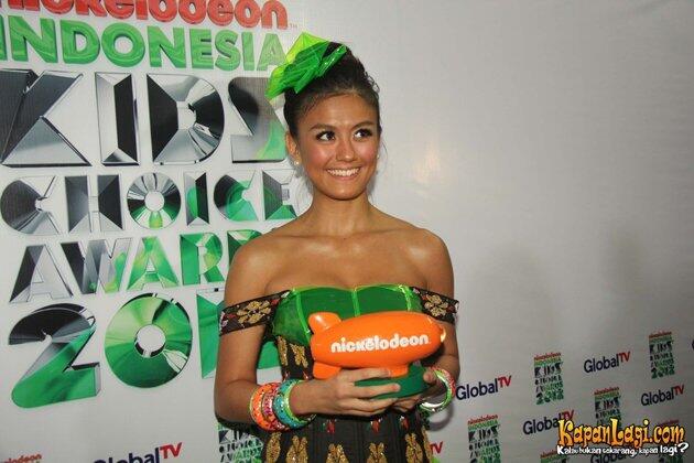 Gaun Unik Agnes Monica di Nickelodeon Indonesia Kid&#039;s Choice Award 2012