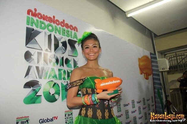 Gaun Unik Agnes Monica di Nickelodeon Indonesia Kid&#039;s Choice Award 2012