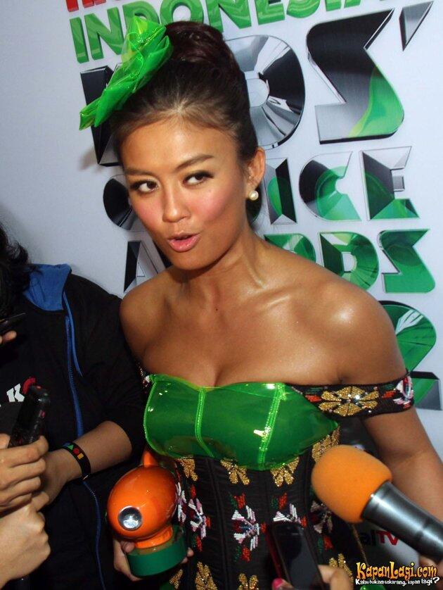 Gaun Unik Agnes Monica di Nickelodeon Indonesia Kid&#039;s Choice Award 2012