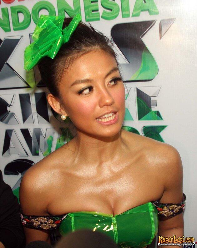 Gaun Unik Agnes Monica di Nickelodeon Indonesia Kid's Choice Award 2012