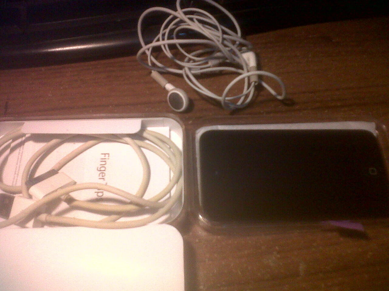 JUAALL CEPAT IPOD TOUCH 4 GENERATION 8 GB !!!!!!