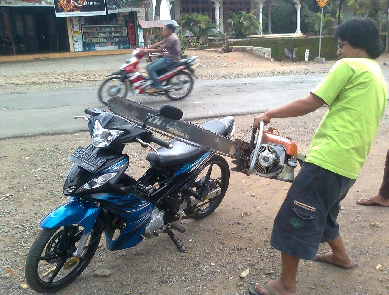 Jangan pernah meniru mainan kaya gini, bahaya gan