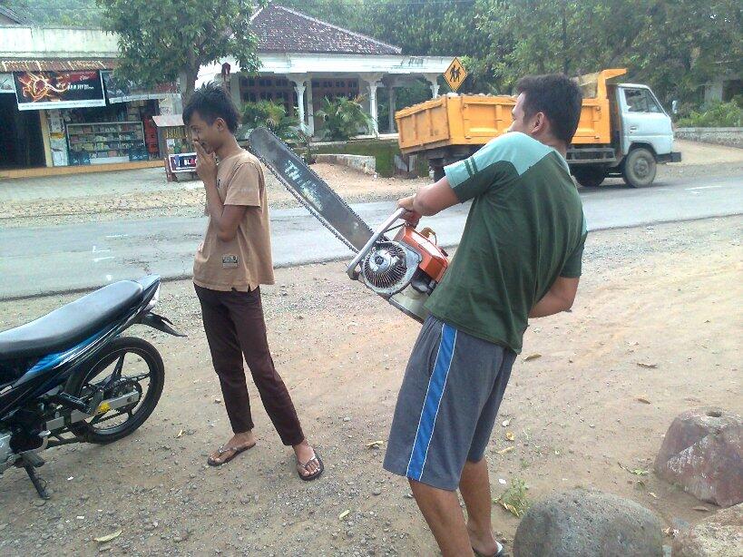 Jangan pernah meniru mainan kaya gini, bahaya gan