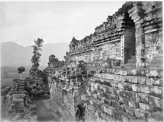 Foto-Foto Candi Borobudur Ketika Pertama Kali Ditemukan.