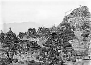 Foto-Foto Candi Borobudur Ketika Pertama Kali Ditemukan.