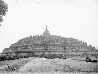 Foto-Foto Candi Borobudur Ketika Pertama Kali Ditemukan.