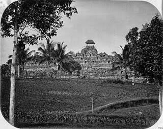 Foto-Foto Candi Borobudur Ketika Pertama Kali Ditemukan.