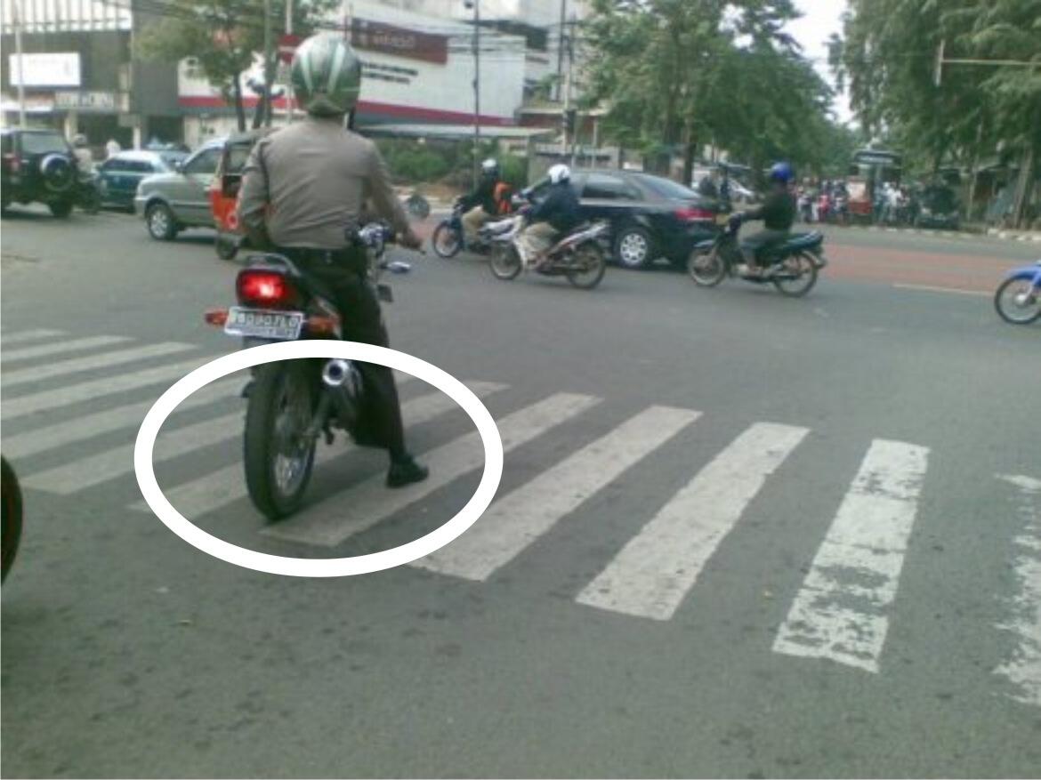 Gimana Rakyat Ga Marah, Kelakuan Polisi Aja Kayak Gini......