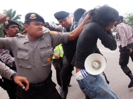 Gimana Rakyat Ga Marah, Kelakuan Polisi Aja Kayak Gini......