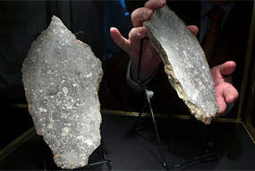 &#91;GILA&#93; Batu dari Bulan Laku Dilelang Rp 3 Miliar
