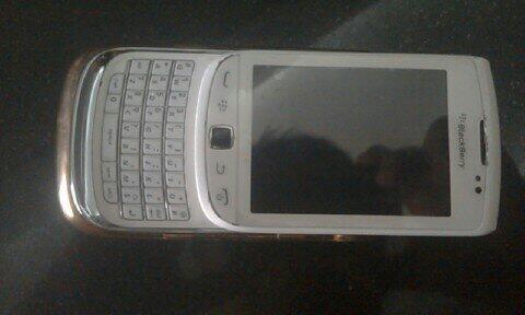 BB Torch 9810 White Second Garansi masih Garansi +/- 16 Bulan