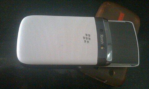 BB Torch 9810 White Second Garansi masih Garansi +/- 16 Bulan