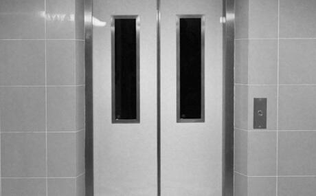 (parah gan) seorang gadis Kepergok Kencing di Dalam Lift