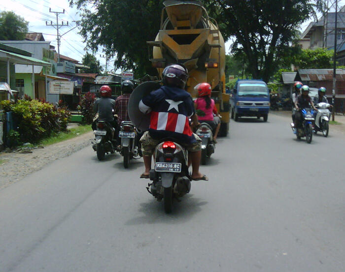 Ane ke kantor di kawal Captain America gan!!!