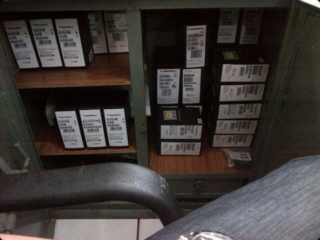 BLACKBERRY ONIX 9700 BLACK & WHITE BARU GARANSI 2 TAHUN SERVICE & SPAREPART