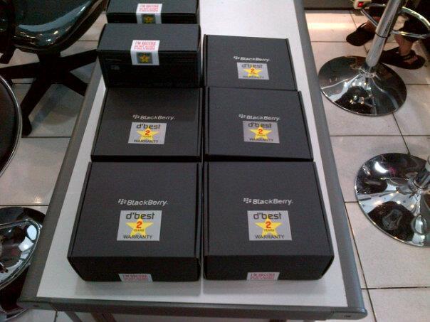 BLACKBERRY ONIX 9700 BLACK & WHITE BARU GARANSI 2 TAHUN SERVICE & SPAREPART