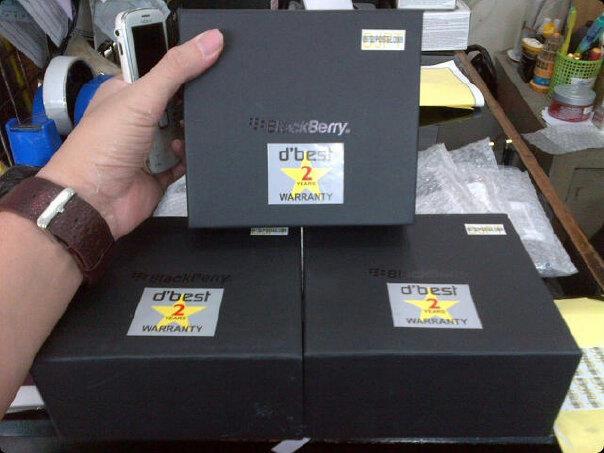 BLCKBERRY DAKOTA 9900 black & white BARU GARANSI RESMI DISTRIBUTOR 2 TAHUN