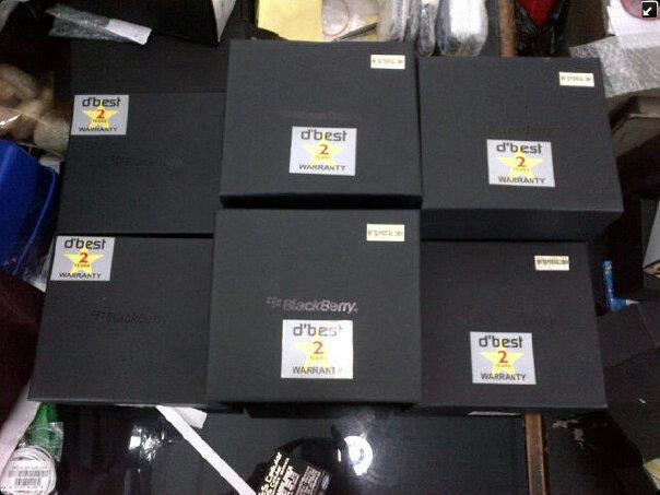 BLCKBERRY DAKOTA 9900 black & white BARU GARANSI RESMI DISTRIBUTOR 2 TAHUN