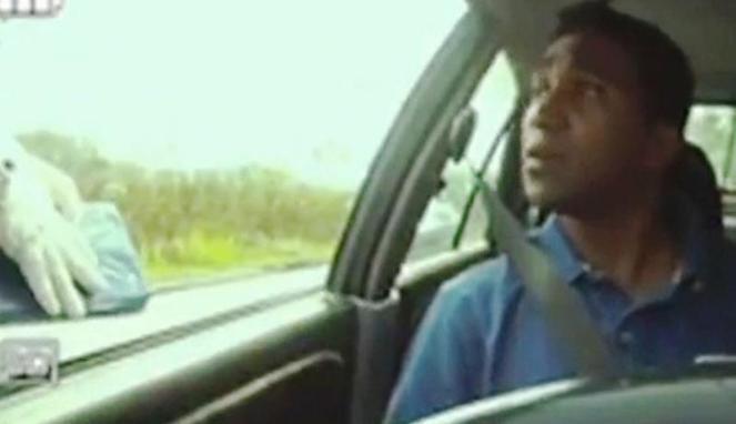 VIDEO: Ditilang, Pria Malaysia Tantang Polisi Pakai Rumus Fisika