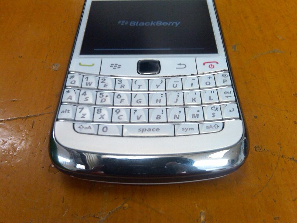blackberry onyx 2 white ex distributor