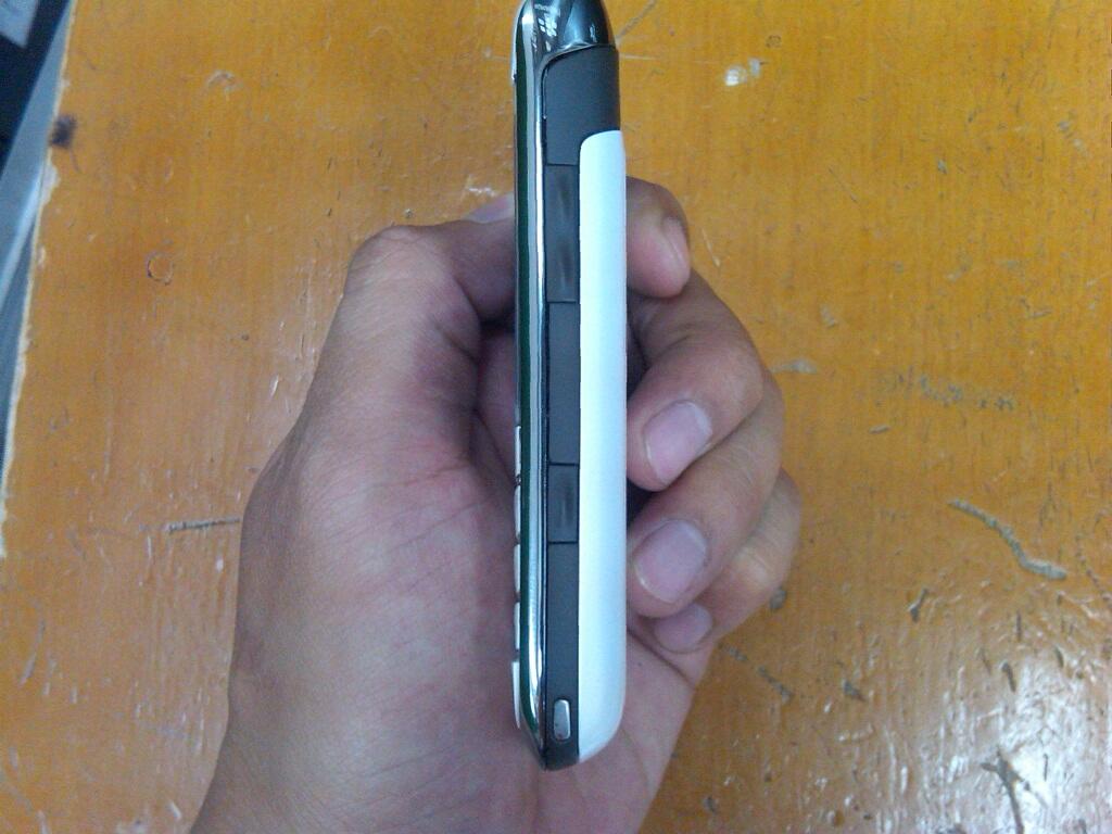 blackberry onyx 2 white ex distributor