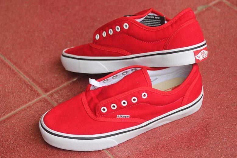 Terjual sepatu MACBETH 100rb nett.. CONVERSE, VANS dan