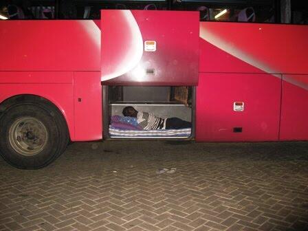 6 Tips Aman dan Nyaman Tidur di Dalam Bus