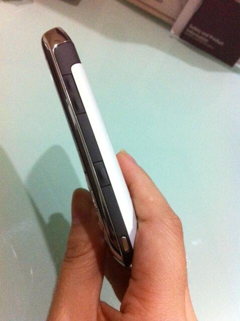 SOLD BLACKBERRY ONYX 2 - 9780 white MESIN BAGUS - MASI GARANSI