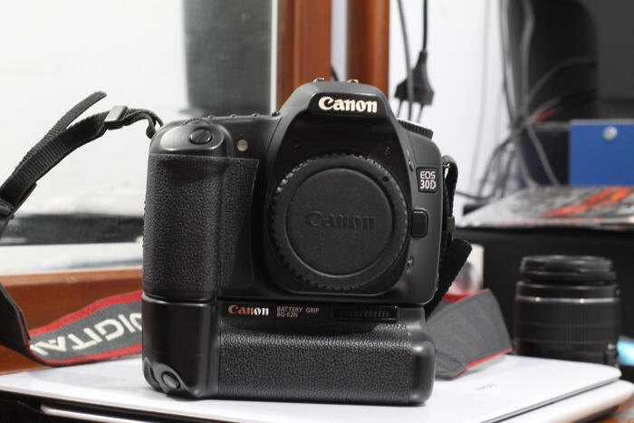 CANON 30D BO + BG dan LENSA 50MM F1.8 !! JAKARTA MURMER!!