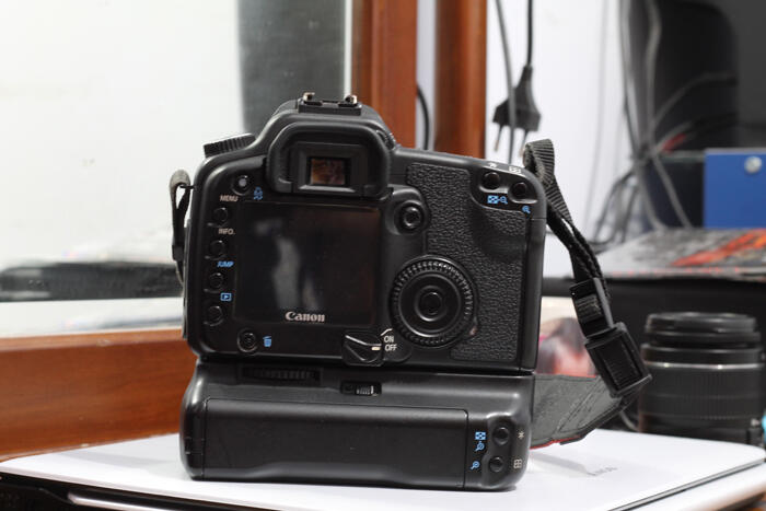 CANON 30D BO + BG dan LENSA 50MM F1.8 !! JAKARTA MURMER!!