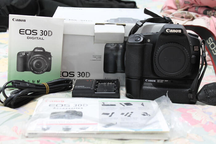 CANON 30D BO + BG dan LENSA 50MM F1.8 !! JAKARTA MURMER!!