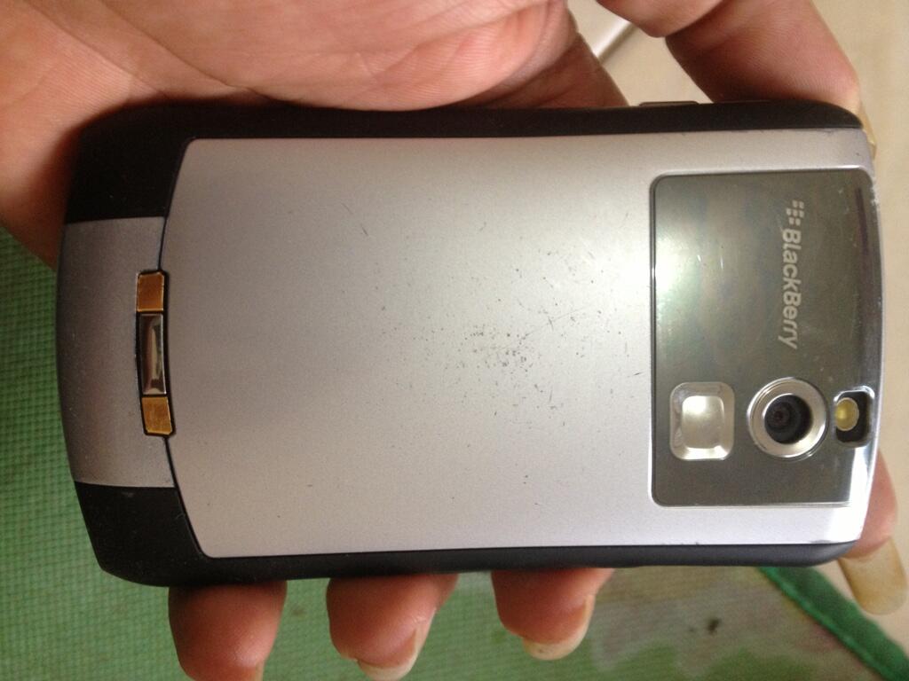 jual blackberry 8310 kondisi chasing 89% garansi pin dan mesin 1 tahun bandung!!
