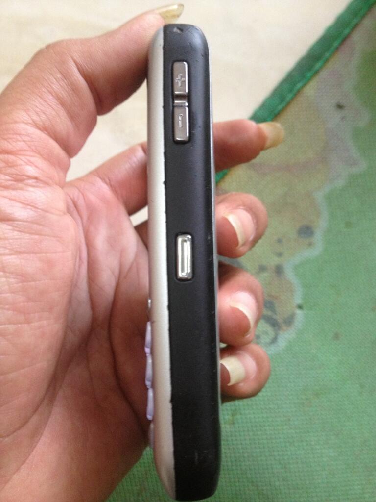 jual blackberry 8310 kondisi chasing 89% garansi pin dan mesin 1 tahun bandung!!