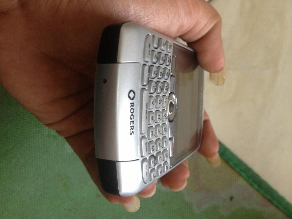 jual blackberry 8310 kondisi chasing 89% garansi pin dan mesin 1 tahun bandung!!