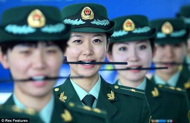 Begini polisi wanita china melatih senyumnya