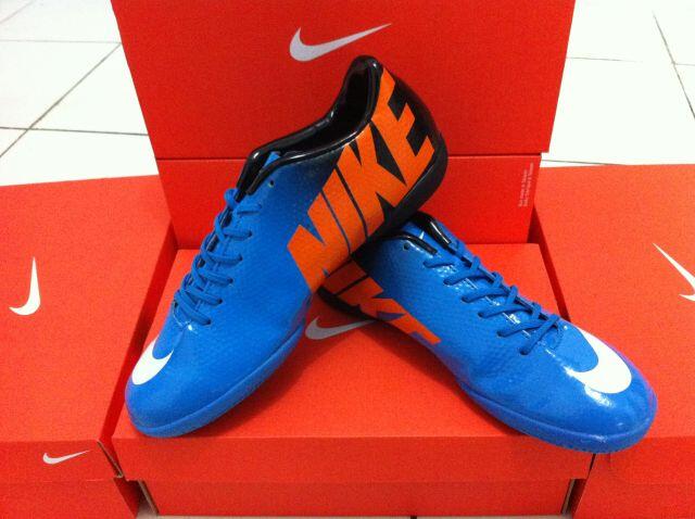 Terjual READY STOCK Sepatu  Bola  dan Futsal  Mercurial  