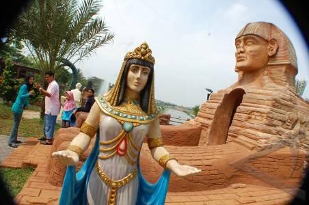 Melihat Miniatur Keajaiban Dunia di Citra Raya World of Wonders