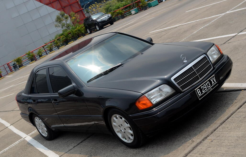 WTS : Mercedes C180 A/T Black in Black, Full org std pabrik, Jok Wool, Excl Condt !!