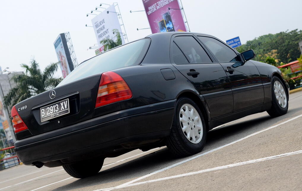 WTS : Mercedes C180 A/T Black in Black, Full org std pabrik, Jok Wool, Excl Condt !!