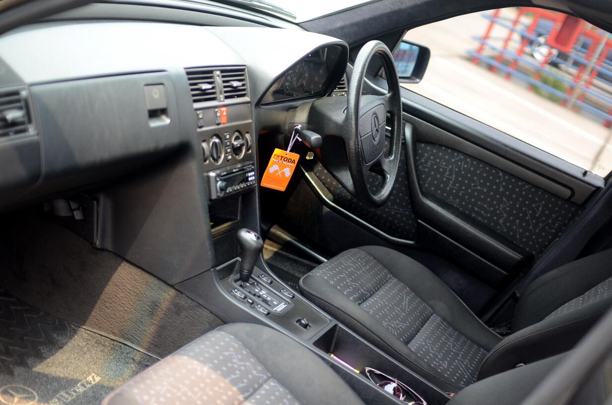 WTS : Mercedes C180 A/T Black in Black, Full org std pabrik, Jok Wool, Excl Condt !!