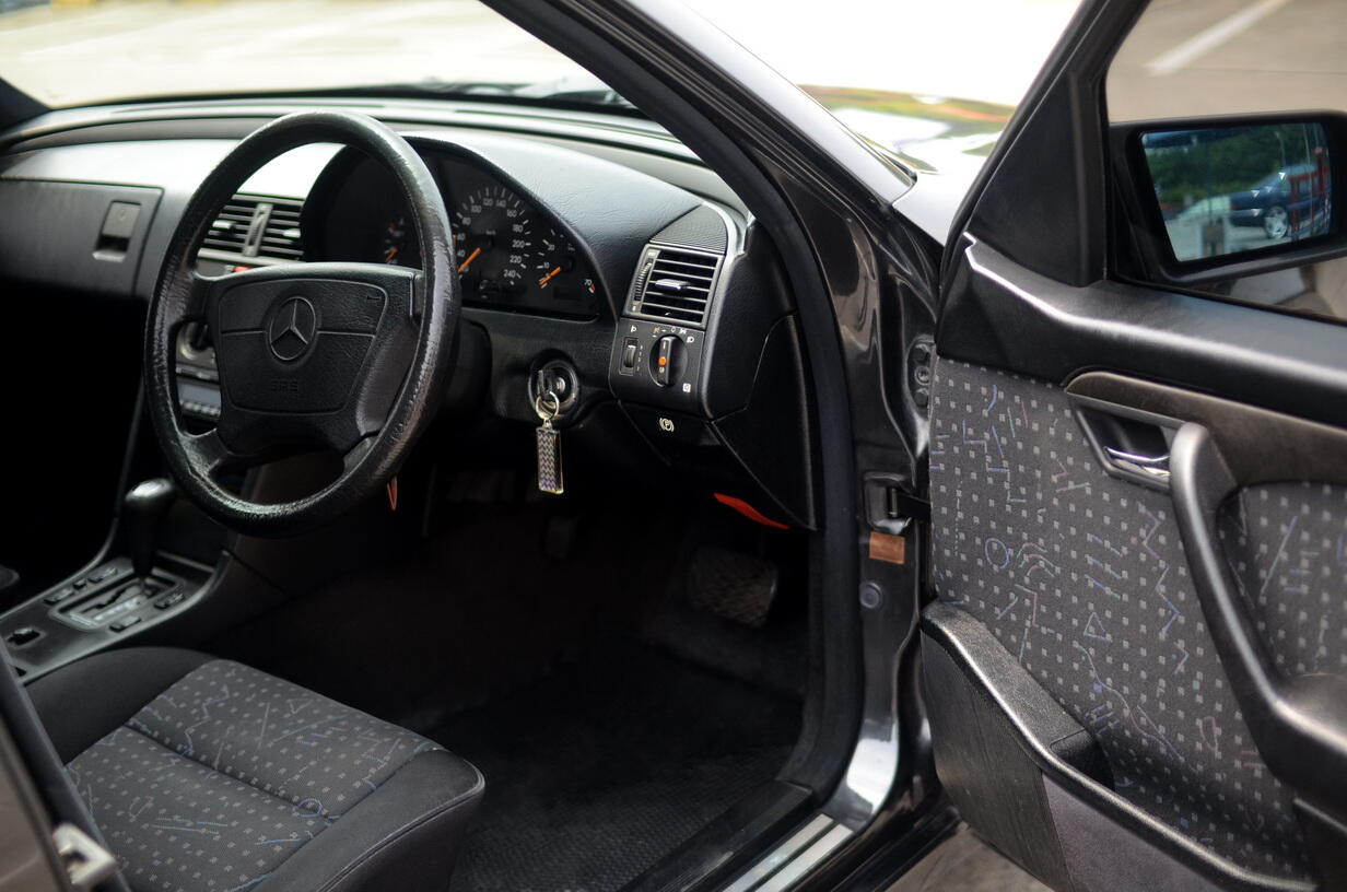 WTS : Mercedes C180 A/T Black in Black, Full org std pabrik, Jok Wool, Excl Condt !!