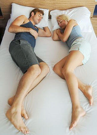== Arti Posisi Tidur Anda dan Pasangan ==