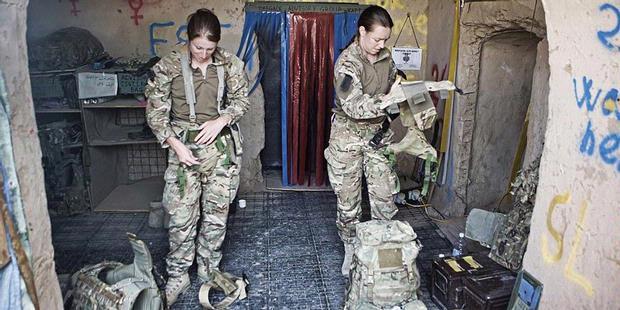 Inilah Kehidupan Tentara Perempuan di Garis Depan