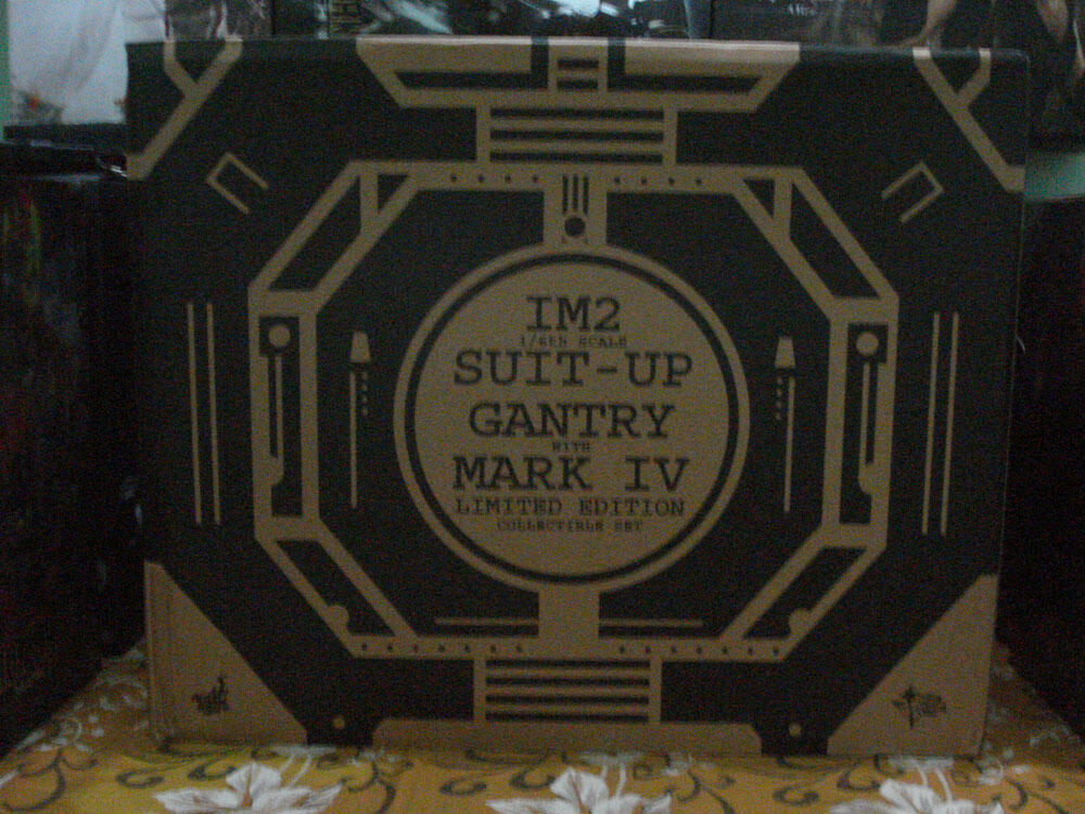HOT TOYS SUIT UP GANTRY WITH MARK IV NEW
